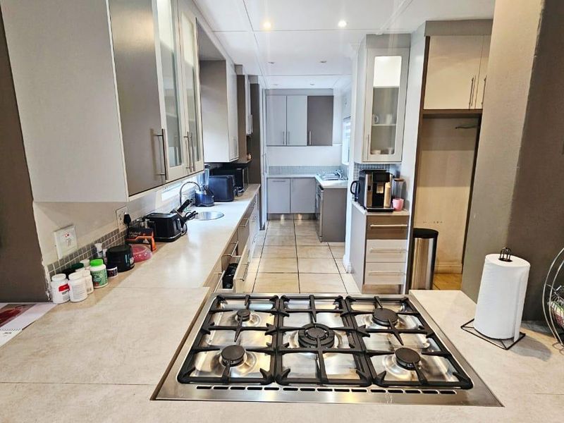 Stunning Family Home for Rent in a Desired Area - Photo 4