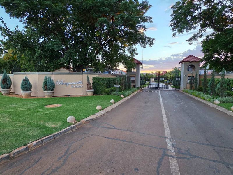 4 Bedroom Family Home Under Construction in Melodie. - Photo 4