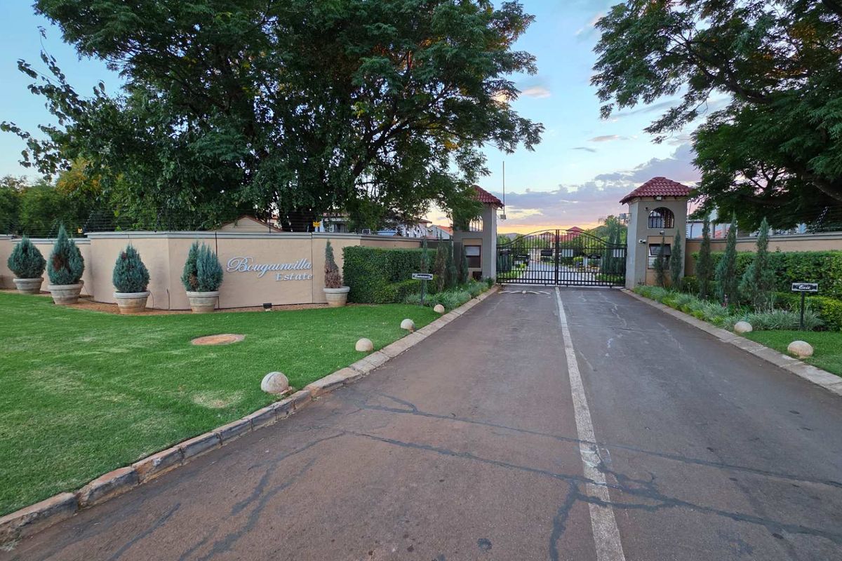 4 Bedroom Family Home Under Construction in Melodie. - Photo 4