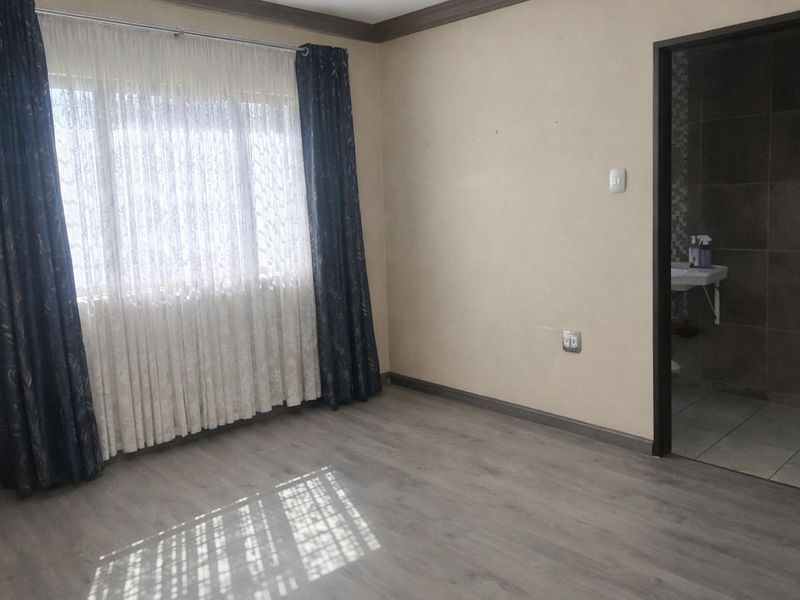 Beautiful, Modern 3 bedroom home - Photo 6