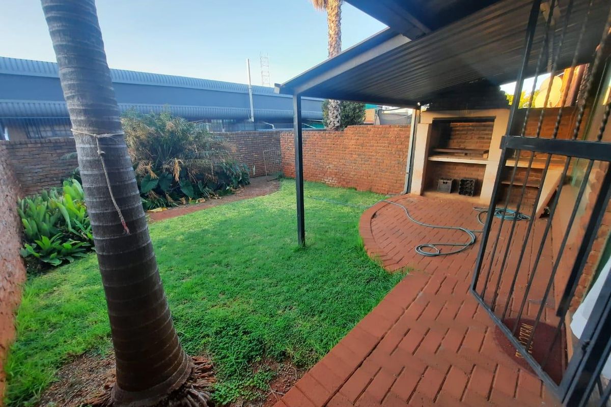 3 BEDROOM APARTMENT - Photo 5