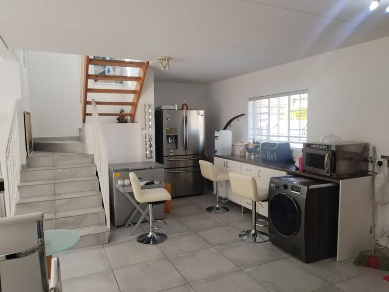Spacious 4-Bedroom Family Home to Rent in a Secure Estate - Photo 5