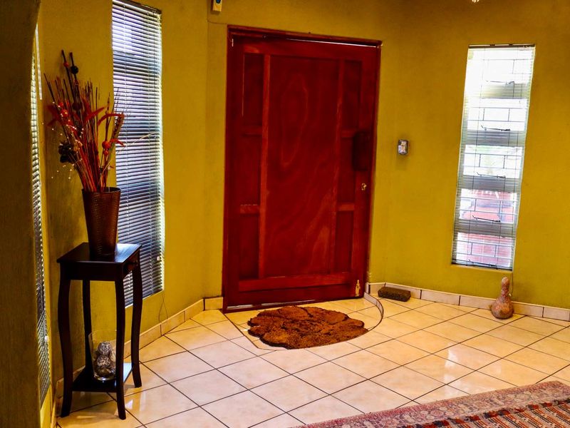 Single-Level 4-Bedroom Family Home with Pool - Photo 10