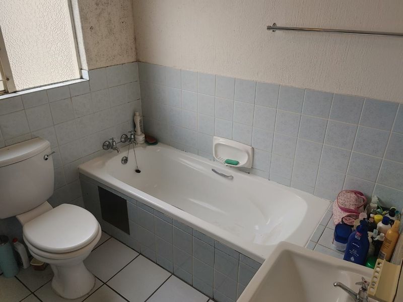 Spacious 2-Bedroom Apartment for Sale in Verwoerdpark. - Photo 3