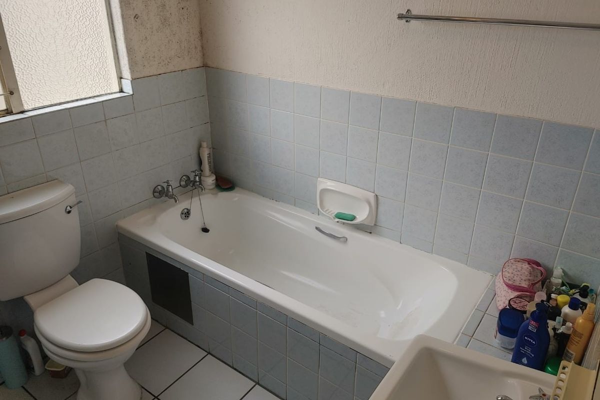 Spacious 2-Bedroom Apartment for Sale in Verwoerdpark. - Photo 3