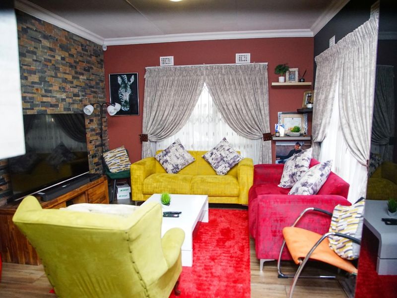 STUNNING HOUSE IN A SECURE ESTATE & PET FRIENDLY! - Photo 5