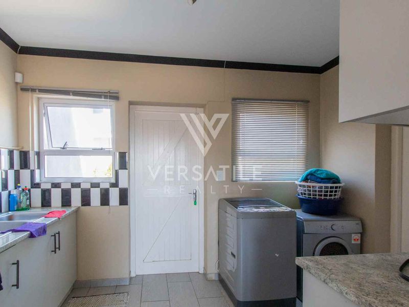 Family home with 1 bedroom flat - Photo 9