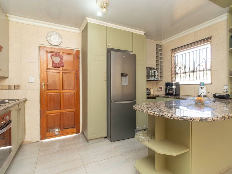 4 Bedroom House for Sale in Cosmo City - Photo 6