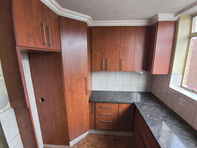 Spacious 2 Bedroom Apartment  in Sunnyside - Photo 6