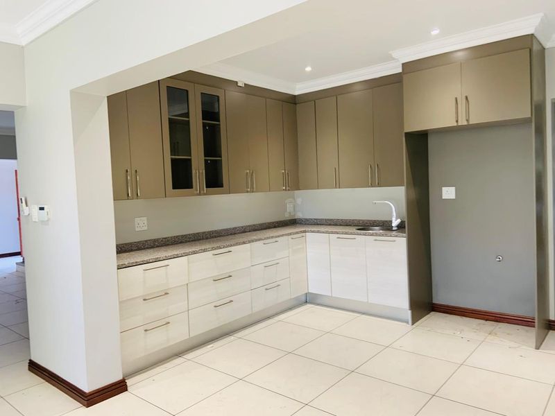 Luxurious 5-Bedroom Home in Exclusive 4-Unit Complex - Photo 4