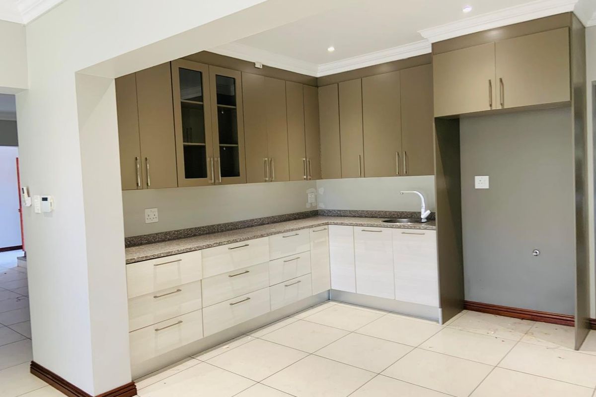 Luxurious 5-Bedroom Home in Exclusive 4-Unit Complex - Photo 4