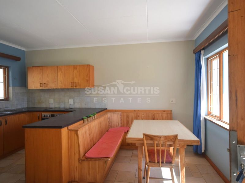 Secure back yard flat with a garage - Photo 2