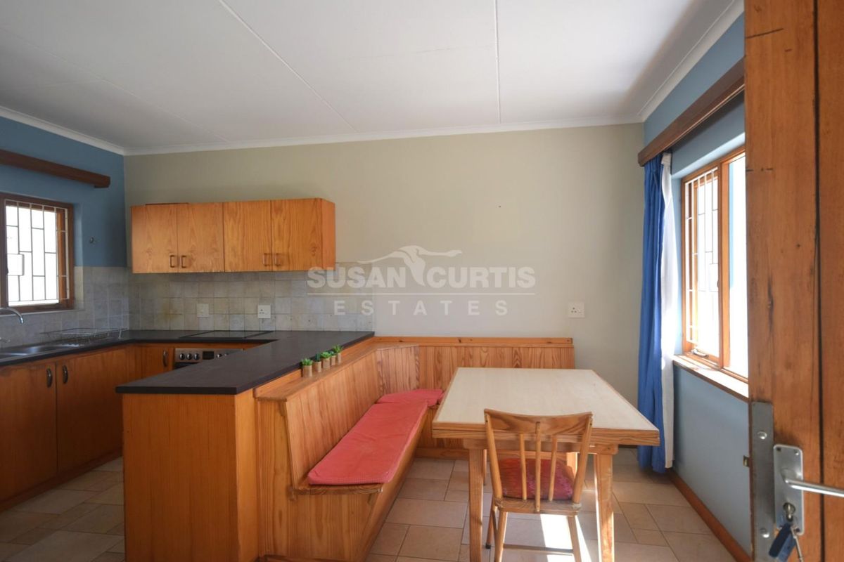 Secure back yard flat with a garage - Photo 2
