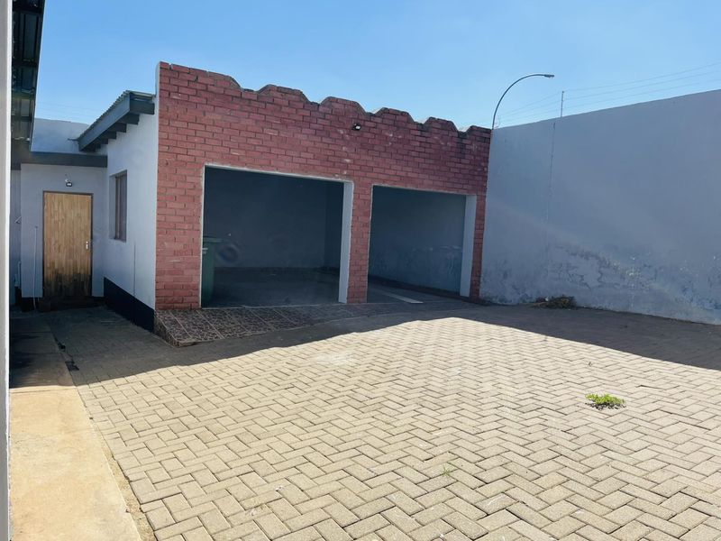 House in Rhino Park for Sale N$2 080 000 excluding cost a/Lounge - Photo 2