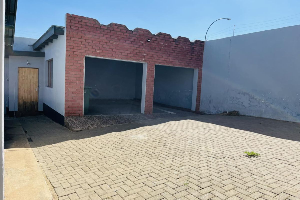 House in Rhino Park for Sale N$2 080 000 excluding cost a/Lounge - Photo 2