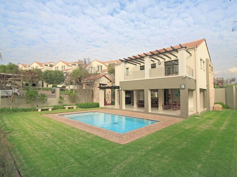 Modern 2-Bedroom Apartment in Secure Douglasdale Complex - Photo 3