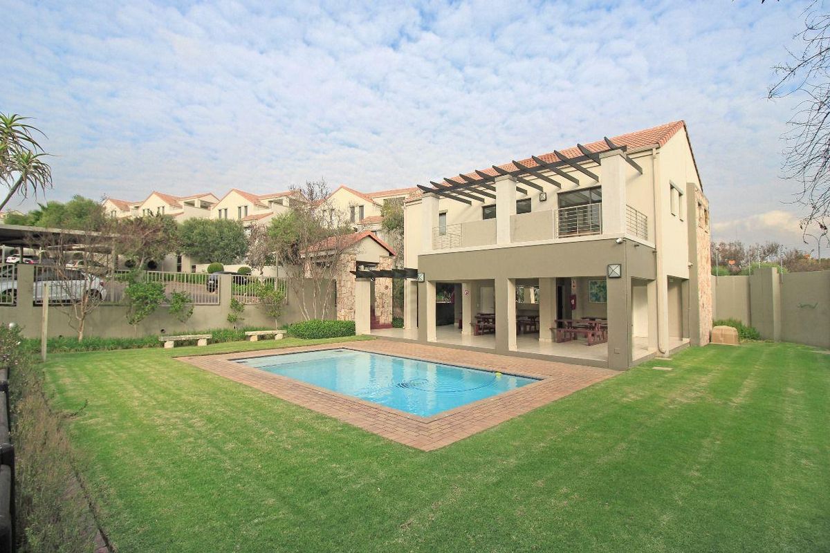 Modern 2-Bedroom Apartment in Secure Douglasdale Complex - Photo 3