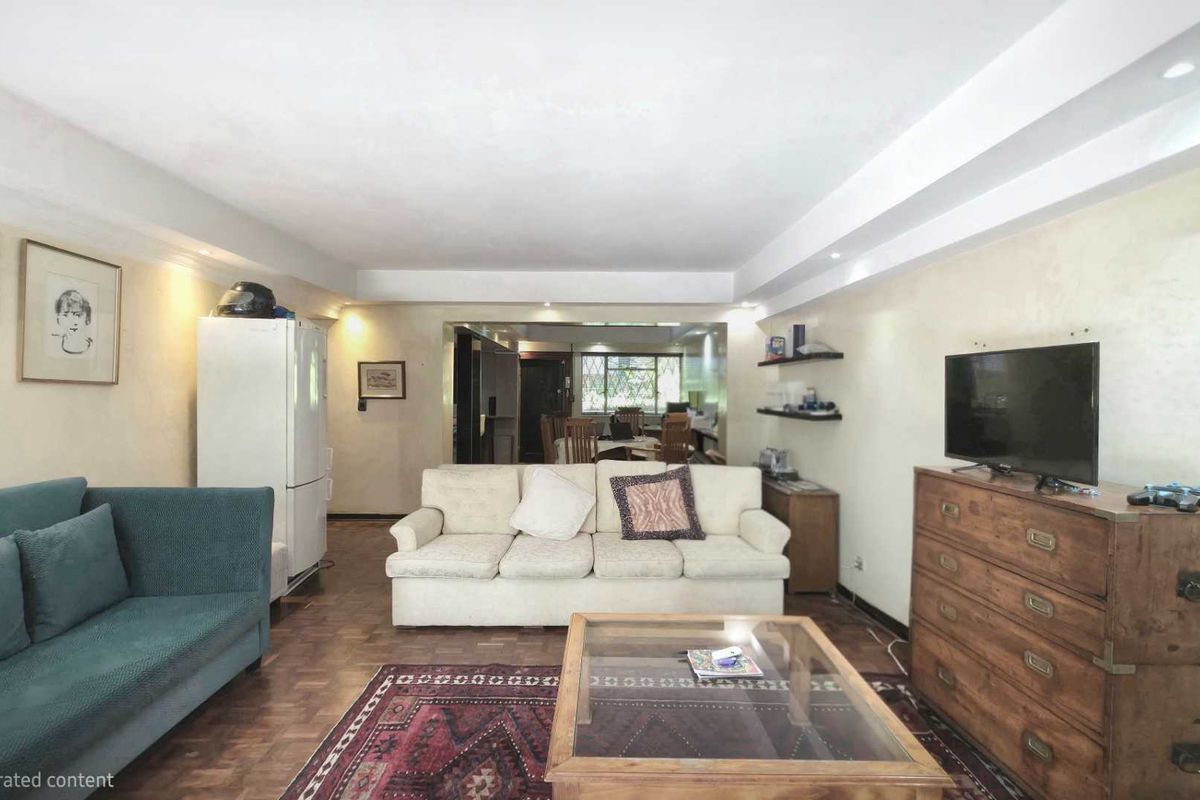 Ground floor 3 Bedroom Apartment with lots of private and communal gardens - Photo 5