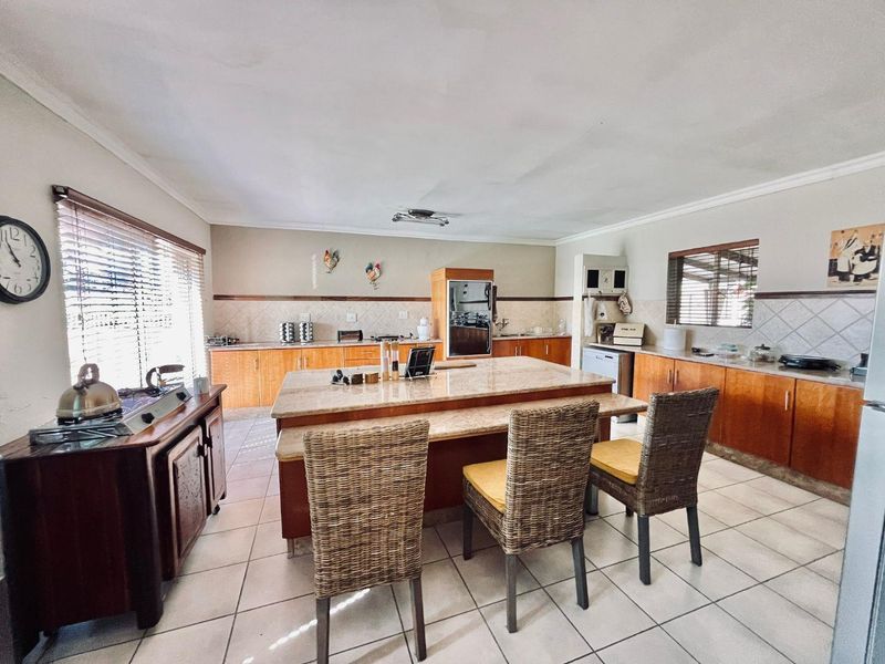 A jewel of a house in Boksburg South, located in a quiet area with no pedestrian traffic - Photo 6