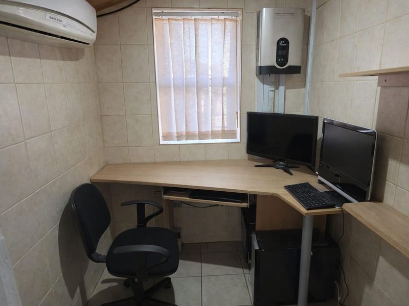 Spacious 3 Bedroom house with 1 bedroom Flatlet in Noordhoek - Photo 4