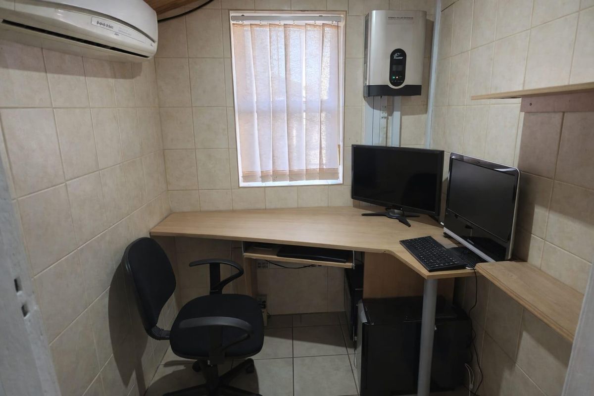 Spacious 3 Bedroom house with 1 bedroom Flatlet in Noordhoek - Photo 4