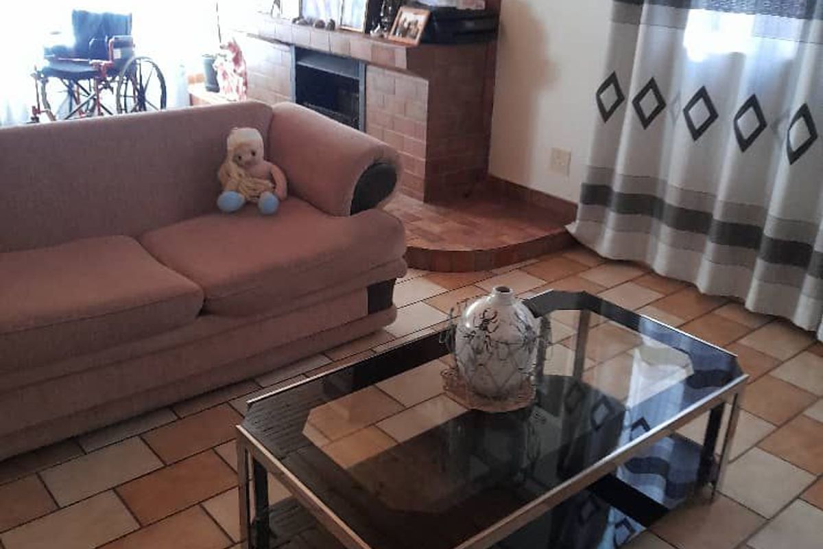 HOUSE FOR SALE  Khomasdal | Luxury Hill - Photo 2