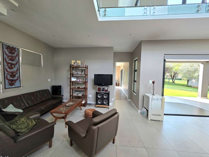 4 Bedroom House plus study and more to Rent in Steyn City - Photo 4