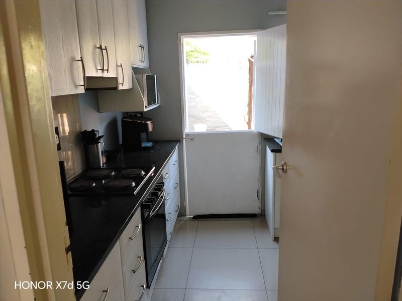 3 bedroom duplex, with small garden - Photo 5
