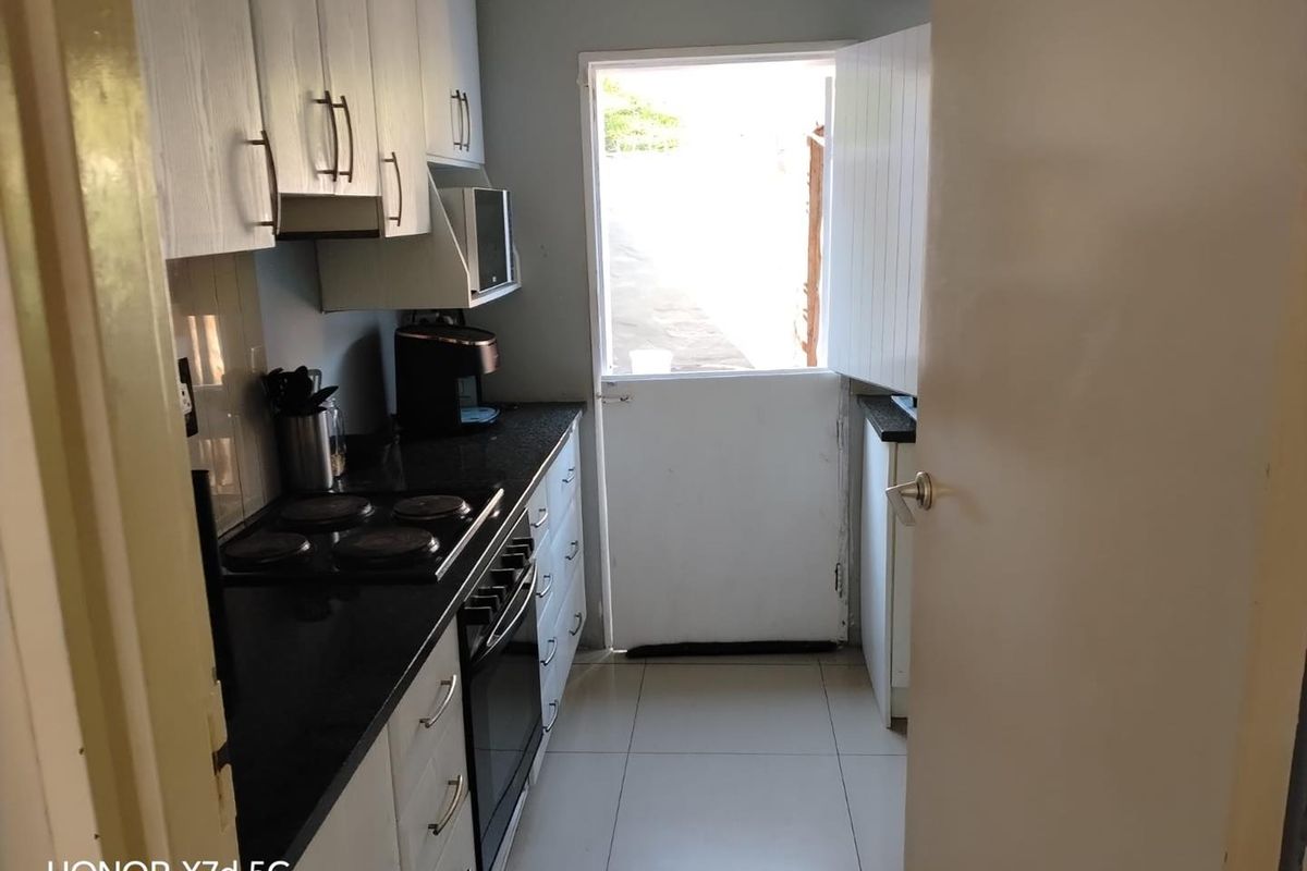 3 bedroom duplex, with small garden - Photo 5