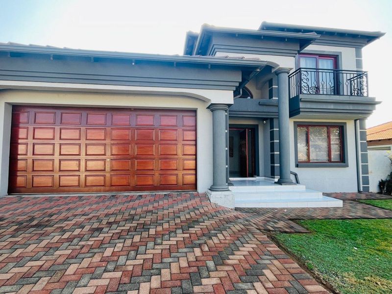 Beautiful family home in secure lifestyle estate - Photo 1