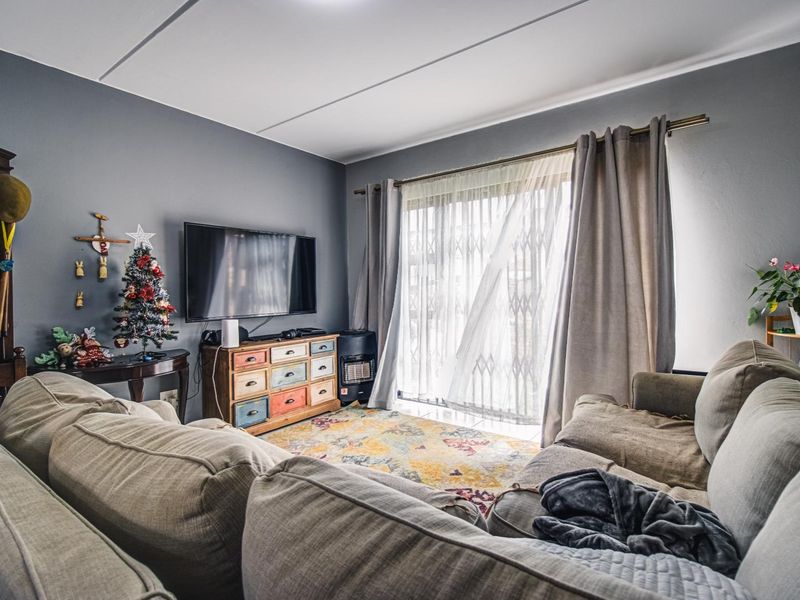 This one is a must view!! Need a lock up and go?? - Photo 4