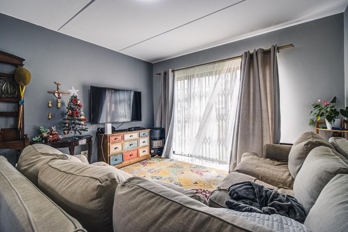 This one is a must view!! Need a lock up and go?? - Photo 4