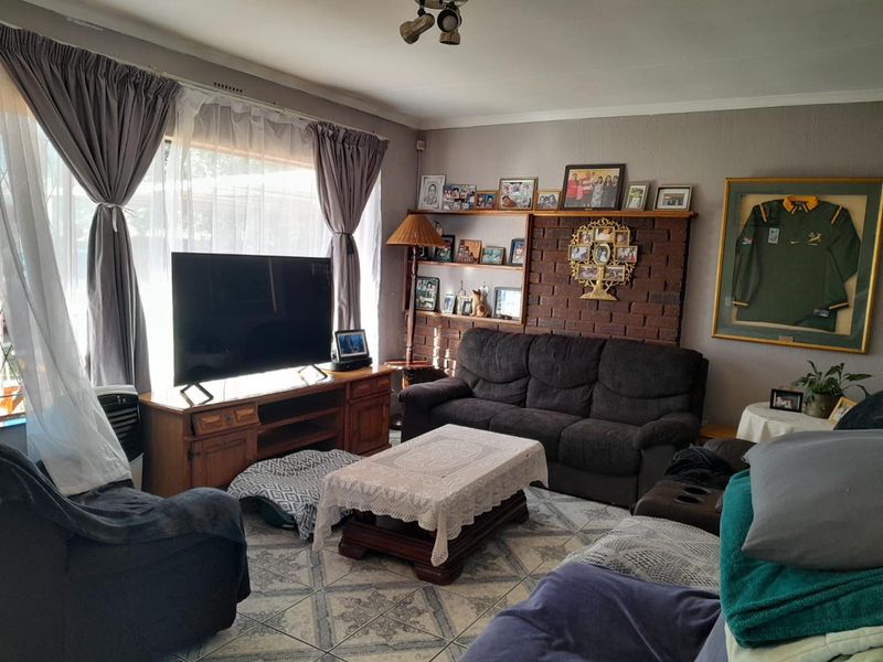 Three Bedroom Family Home For Sale in Brackendowns - Photo 6