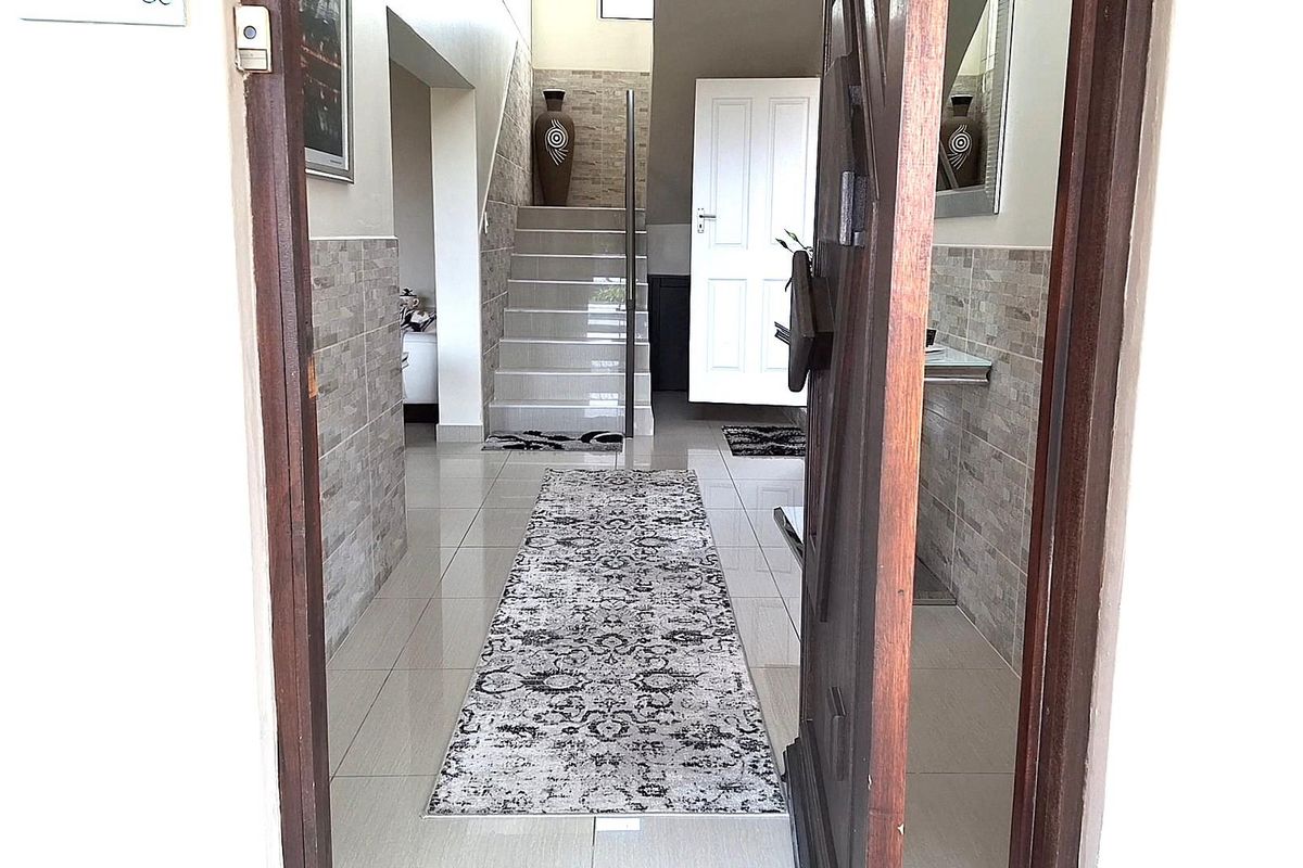 Spacious 5 Bedroom House with Stunning Ocean View in Dana Bay - Photo 2