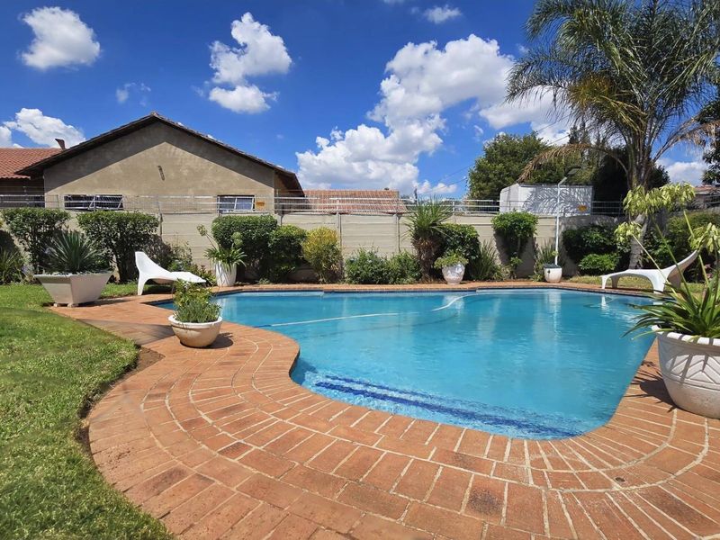4 bedroom house for Sale in Brackendowns - Photo 1
