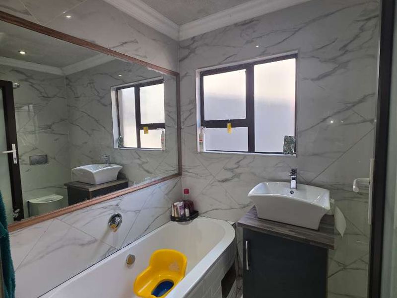 Luxury 3-Bedroom home with modern finishes for sale in Mahube Valley, - Photo 8