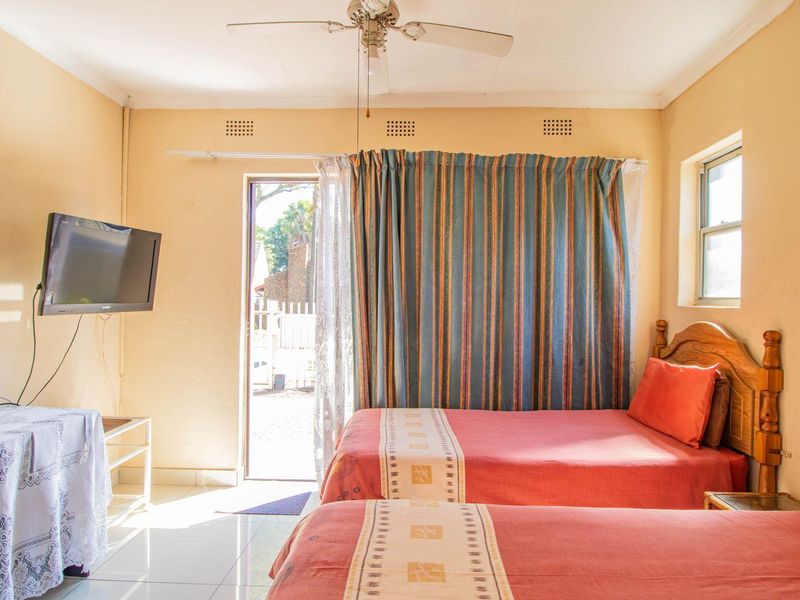 11 Bedroom Guest home in Lakefield x21. - Photo 5