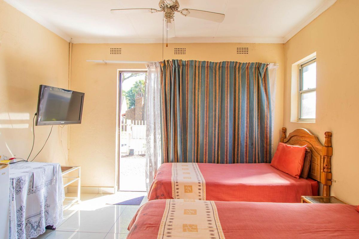 11 Bedroom Guest home in Lakefield x21. - Photo 5