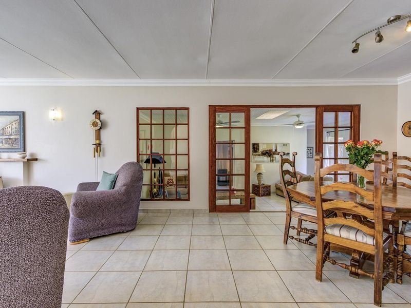 EXCEPTIONALLY NEAT FAMILY HOME IN THE UPMARKET ESTATE OF MOREHILL CLOSE - Photo 4