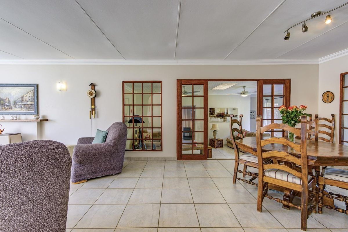 EXCEPTIONALLY NEAT FAMILY HOME IN THE UPMARKET ESTATE OF MOREHILL CLOSE - Photo 4