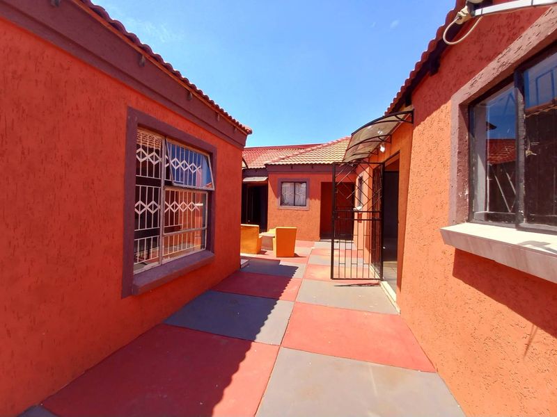Three bedrooms house for sale in Soshanguve Block GG - Photo 5