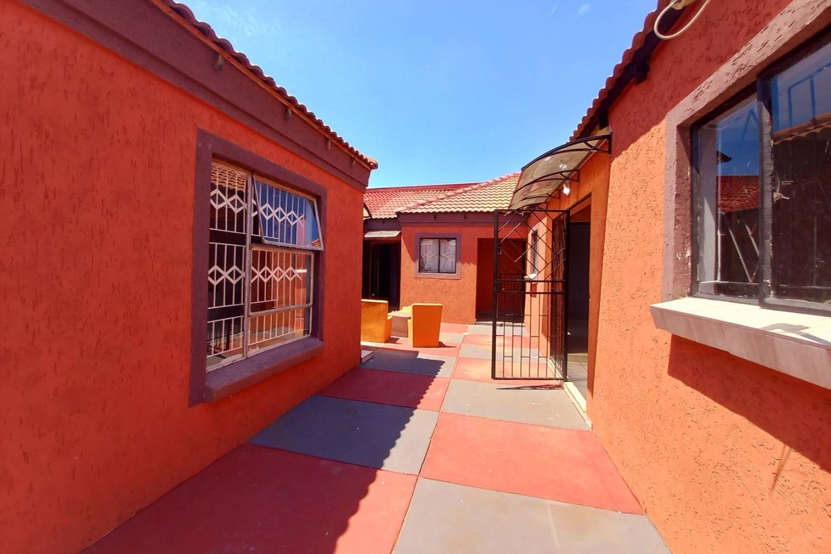Three bedrooms house for sale in Soshanguve Block GG - Photo 5