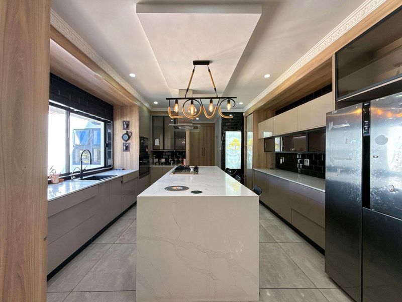 Entertainer’s Dream Family Home in Secure Waterkloof Ridge - Photo 3