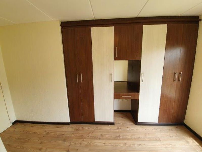 Charming 2-Bedroom Apartment in Secure North Riding Complex - Photo 2