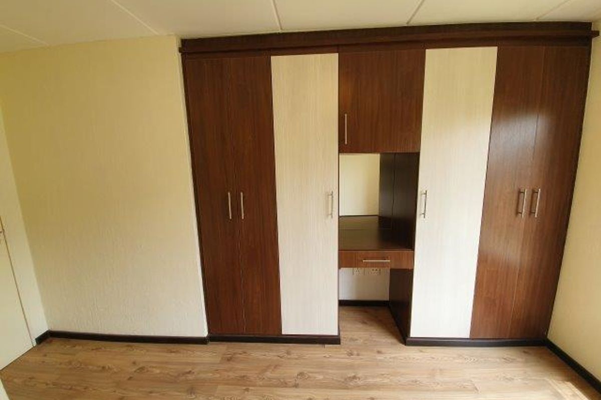 Charming 2-Bedroom Apartment in Secure North Riding Complex - Photo 2