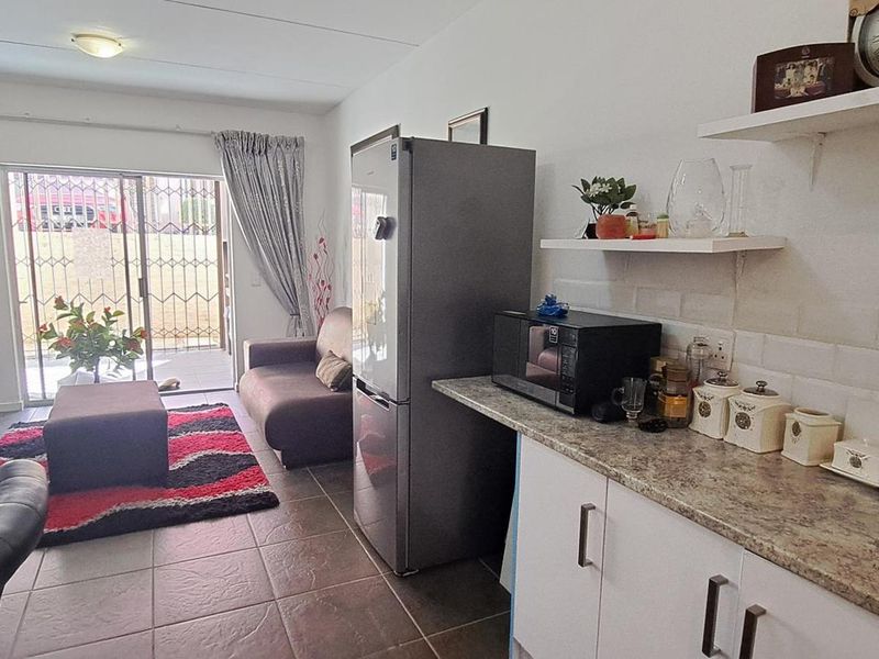 Modern 2-Bedroom, 2-Bathroom Apartment with Patio & Braai – Walk to Northgate Shopping Centre - Photo 6