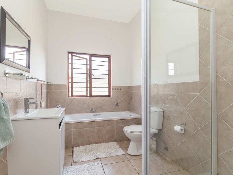 Spacious pet friendly unit available near Hillfox - Photo 9