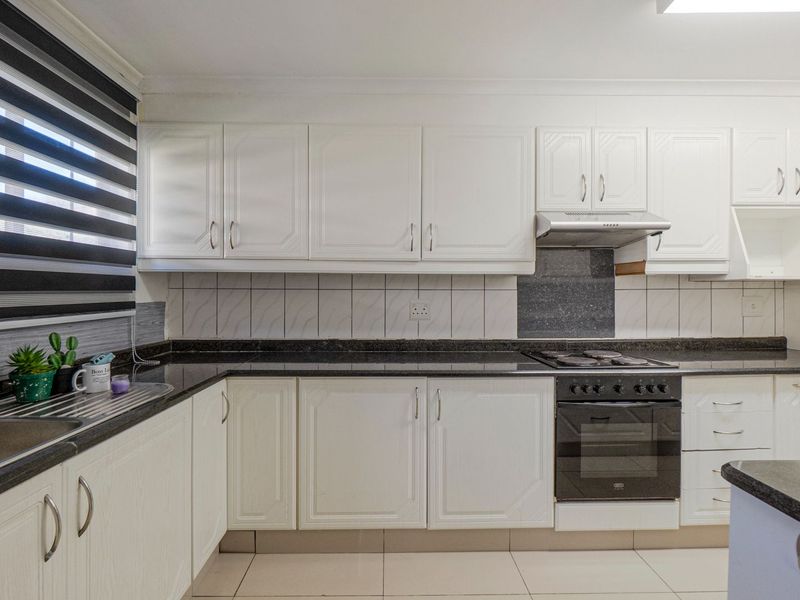 Secure simplex in excellent location - Photo 6