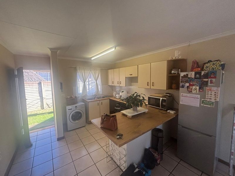 Townhouse for Sale in Secure Complex in Garsfontein. - Photo 4