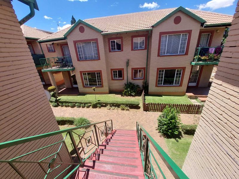 BARGAIN BUY  ! IDEAL FOR SINGLES/ A COUPLE or SMALL FAMILY! 64m2 2 Bedroom Townhouse in Alberton - Photo 4